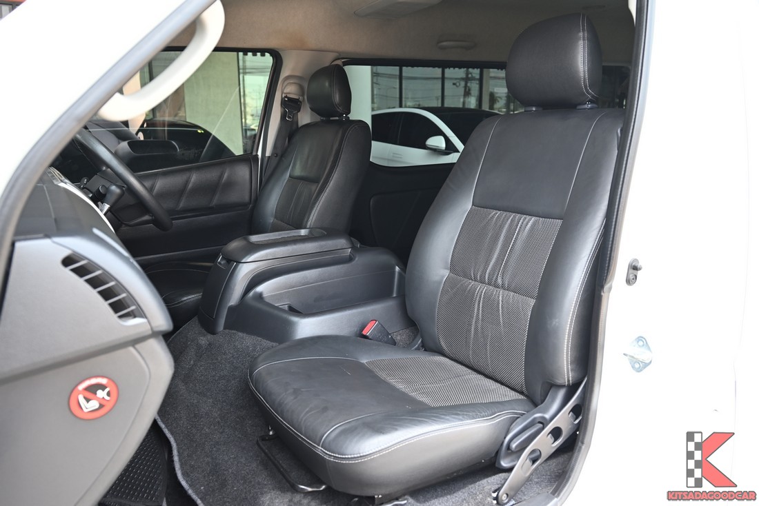 Toyota VENTURY 3.0 G ปี 2017 มือสอง เบาะคู่หน้าฝั่งคนขับและผู้โดยสาร