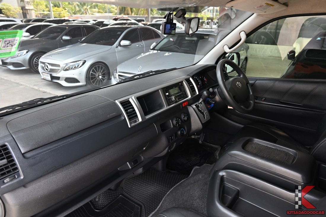 Toyota VENTURY 3.0 G ปี 2017 มือสอง ห้องโดยสารตอนหน้า