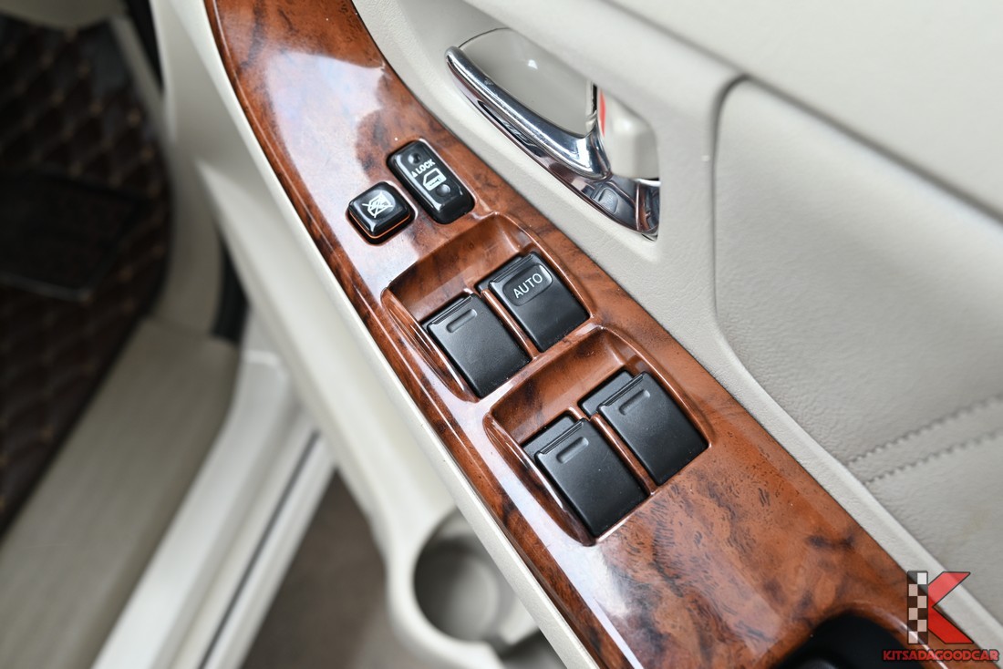 เบาะแถวหลังพับเก็บได้ Toyota Innova 2.0 V ปี 2012