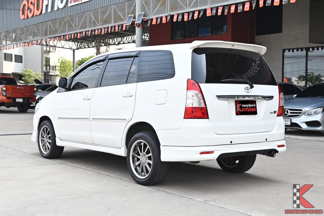 Toyota Innova 2.0 V ปี 2012 มุมท้ายเฉียง