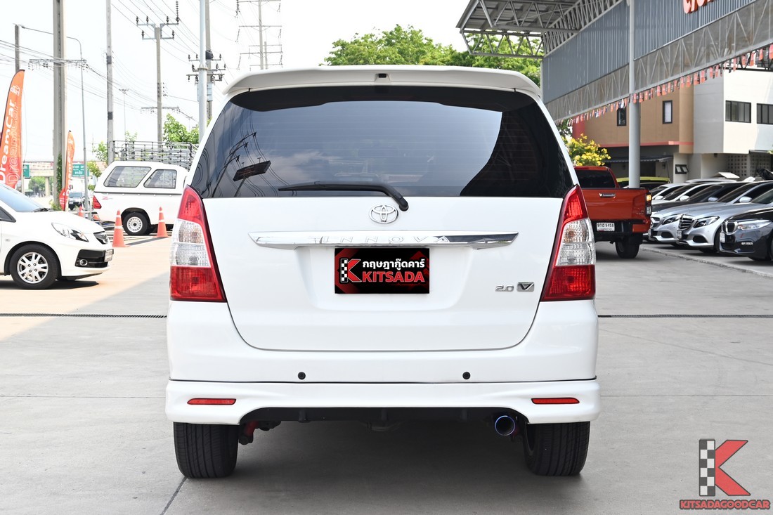 Toyota Innova 2.0 V ปี 2012 มุมท้ายตรง