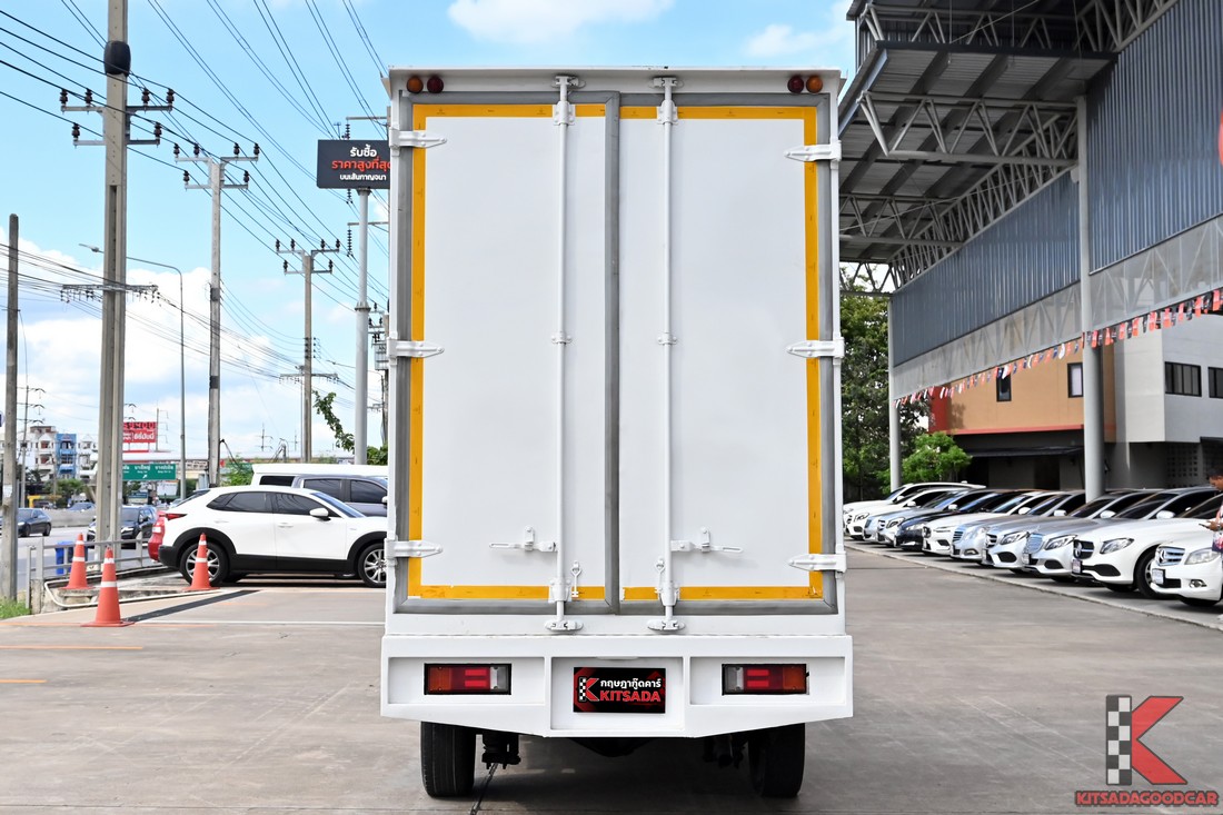 ด้านหลังตรง ตู้ทึบ Toyota Hilux Revo 2022