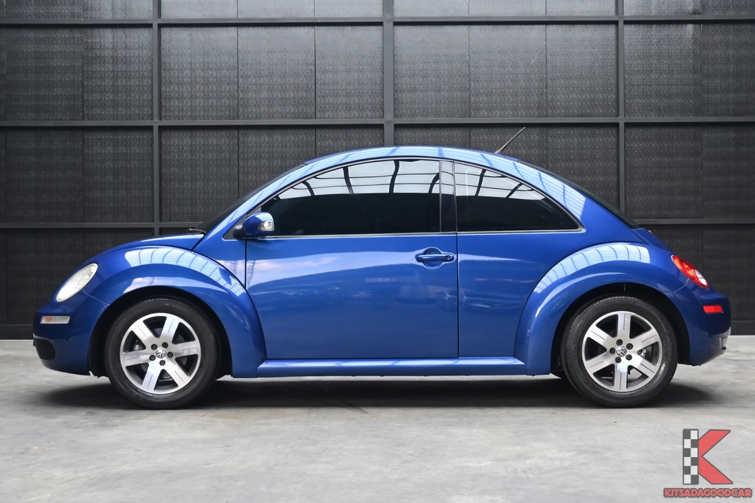 Volkswagen New Beetle 1.6 สีน้ำเงิน จดทะเบียนปี 2011 ภาพคันจริงลำดับ 5