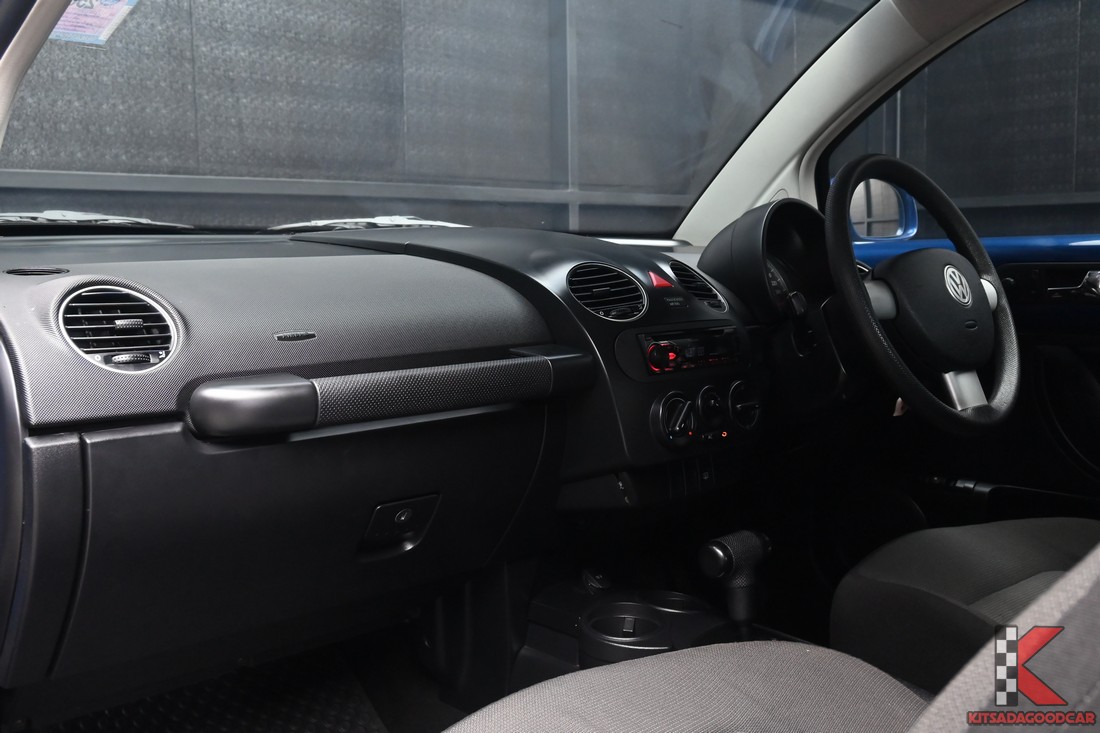 Volkswagen New Beetle 1.6 สีน้ำเงิน จดทะเบียนปี 2011 ภาพคันจริงลำดับ 7