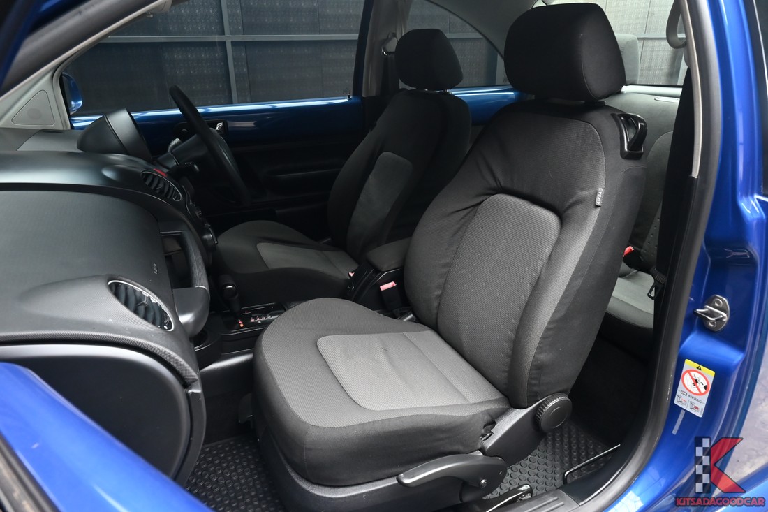 Volkswagen New Beetle 1.6 สีน้ำเงิน จดทะเบียนปี 2011 ภาพคันจริงลำดับ 8