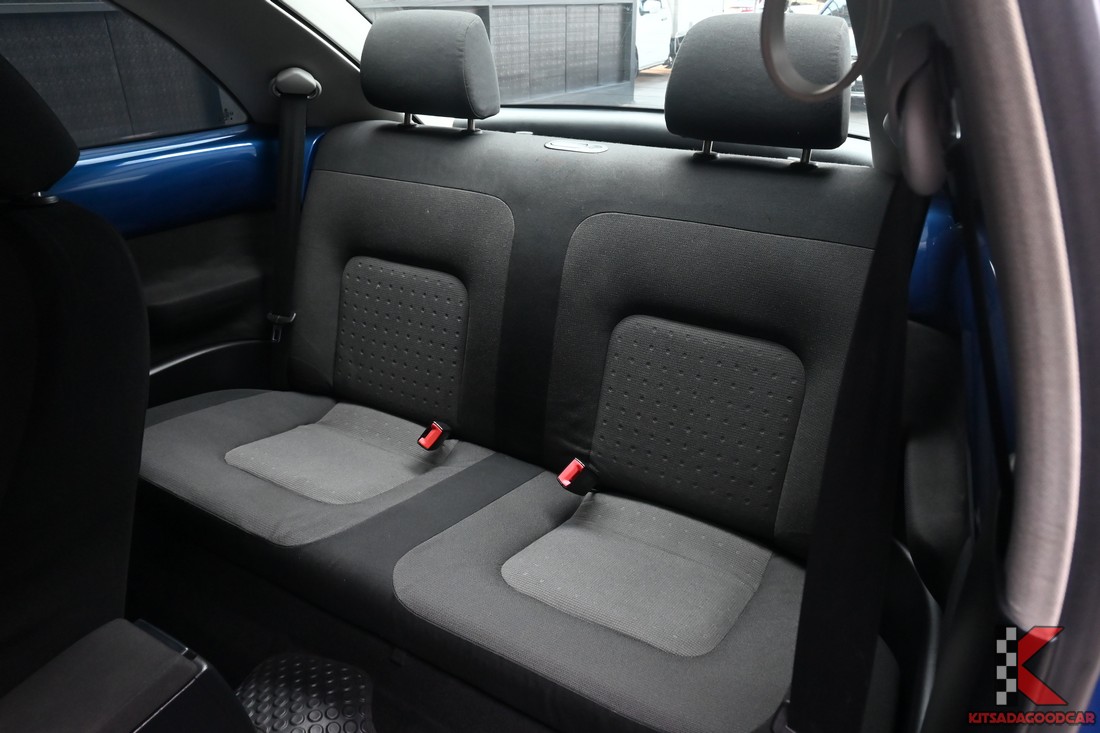 Volkswagen New Beetle 1.6 สีน้ำเงิน จดทะเบียนปี 2011 ภาพคันจริงลำดับ 9