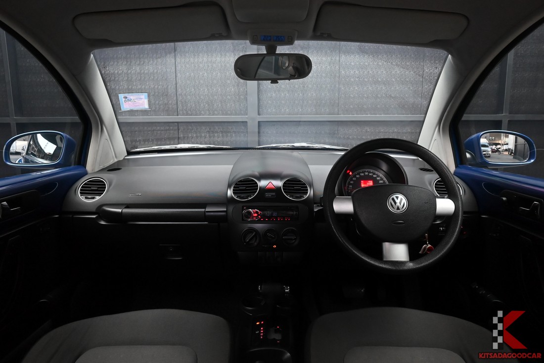 Volkswagen New Beetle 1.6 สีน้ำเงิน จดทะเบียนปี 2011 ภาพคันจริงลำดับ 10