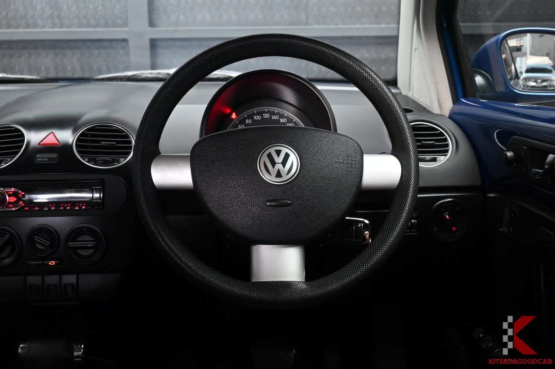 Volkswagen New Beetle 1.6 สีน้ำเงิน จดทะเบียนปี 2011 ภาพคันจริงลำดับ 11