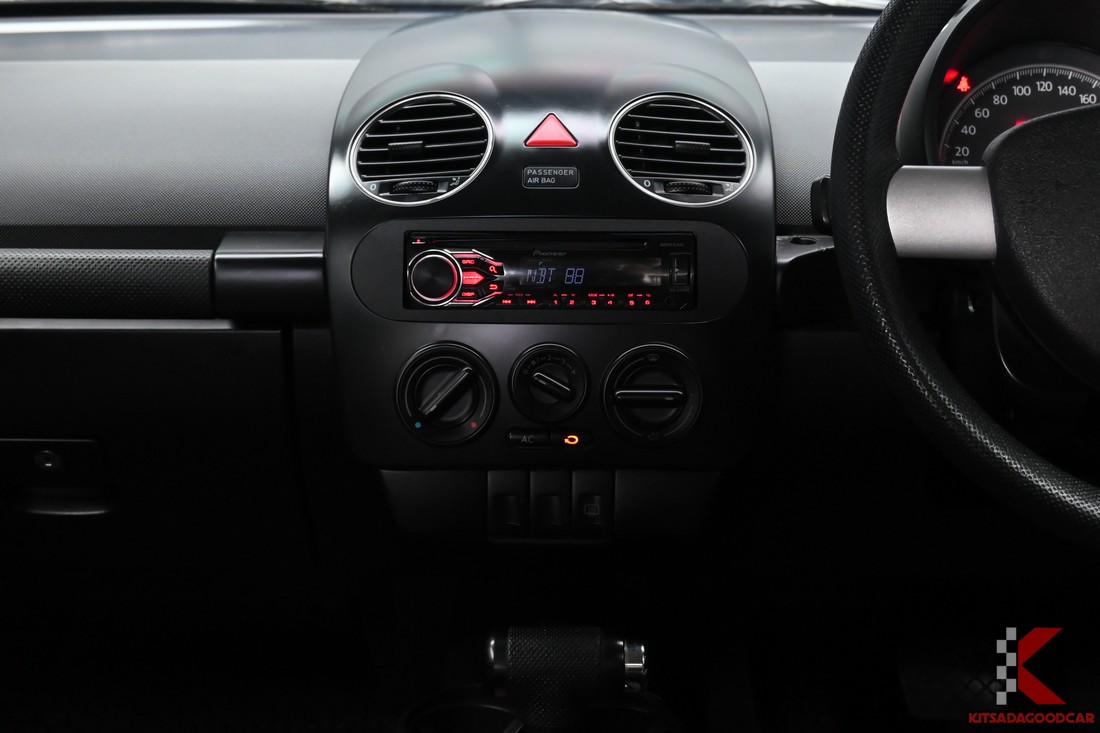 Volkswagen New Beetle 1.6 สีน้ำเงิน จดทะเบียนปี 2011 ภาพคันจริงลำดับ 12