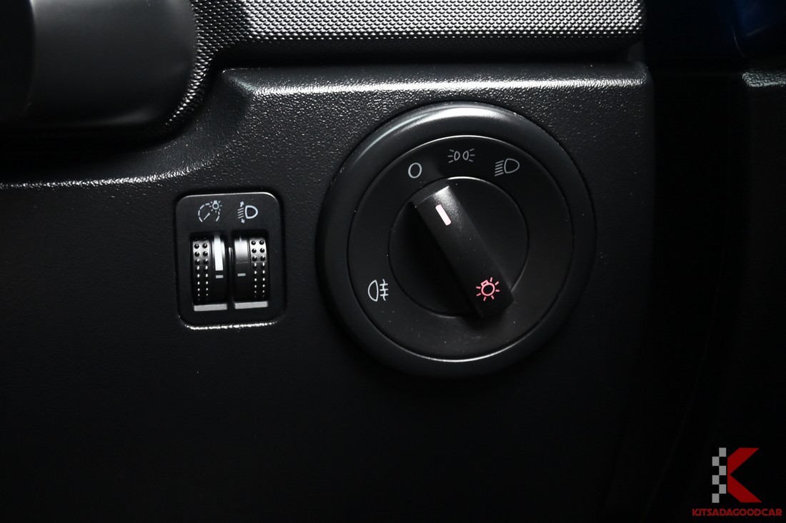 Volkswagen New Beetle 1.6 สีน้ำเงิน จดทะเบียนปี 2011 ภาพคันจริงลำดับ 14