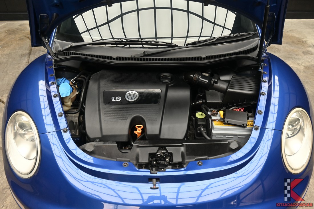 Volkswagen New Beetle 1.6 สีน้ำเงิน จดทะเบียนปี 2011 ภาพคันจริงลำดับ 16