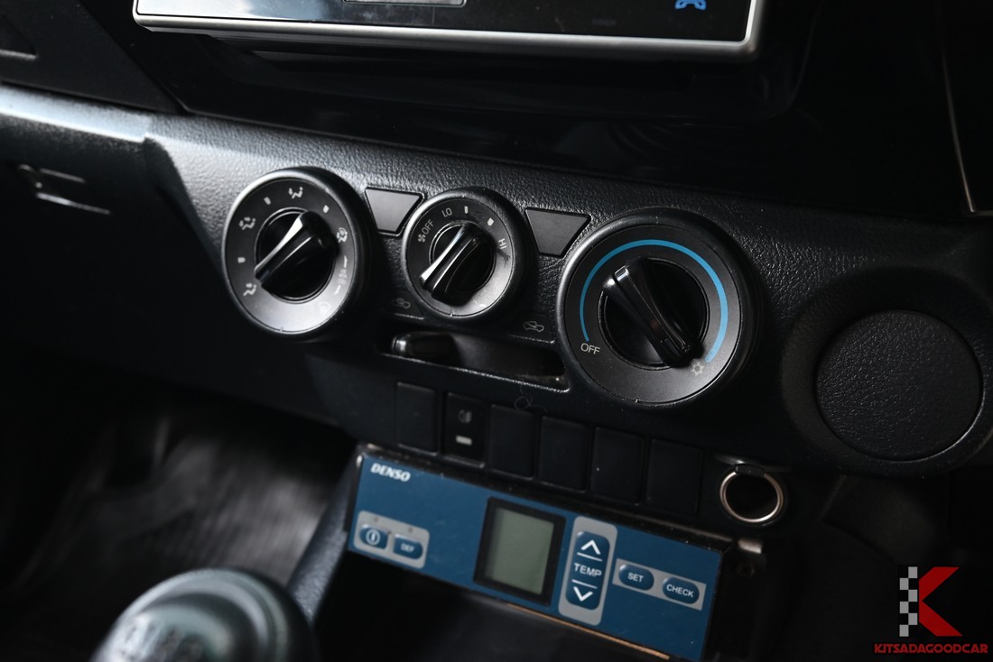 แผงควบคุมแอร์แบบปุ่มหมุน และหน้าจอควบคุมอุณหภูมิ DENSO
