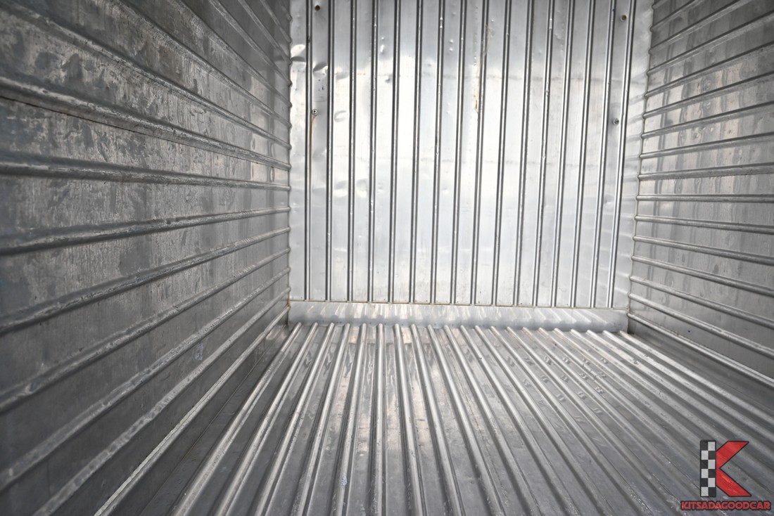 พื้นและผนังภายในตู้เย็น ลายตีนไก่