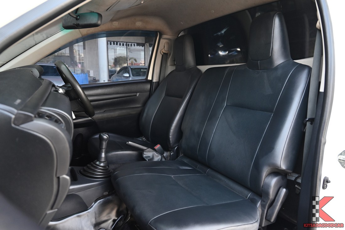 ห้องโดยสารและเบาะคู่หน้า Toyota Revo