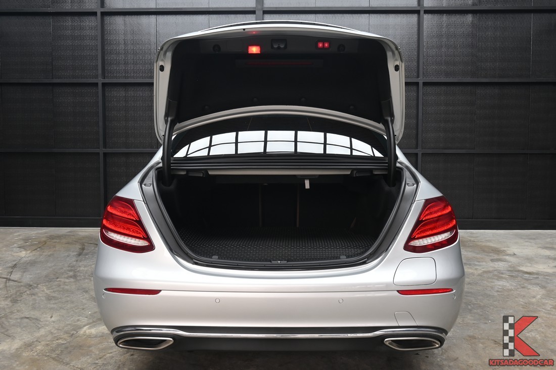 Mercedes-Benz E350e Exclusive W213 ปี 2018 ภาพรถจริง 6