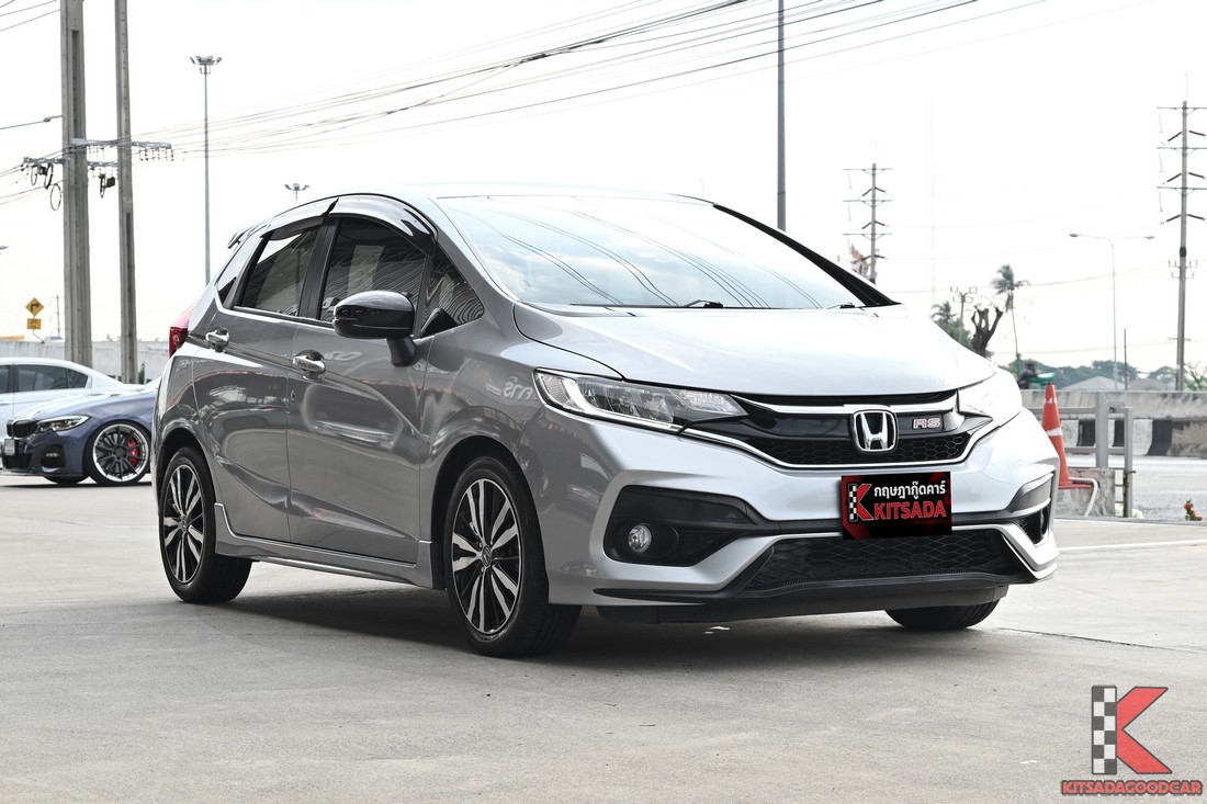 Honda Jazz RS 2019 มือสอง มุมหน้าเฉียง สีเงิน