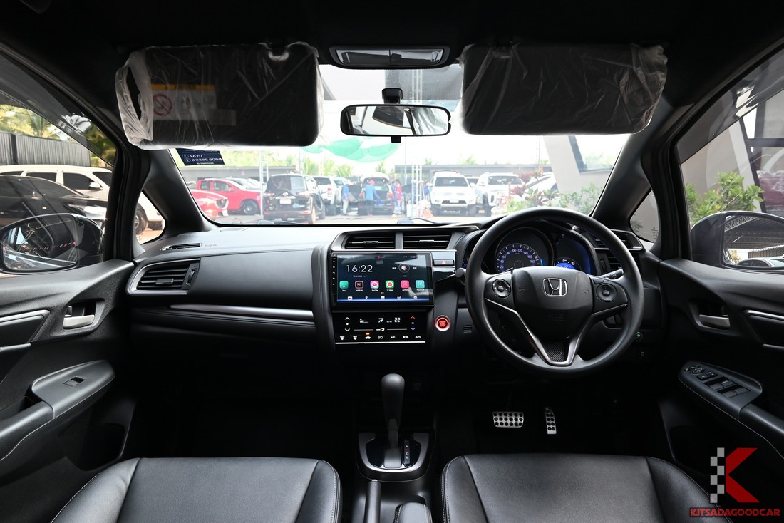 มุมกว้างคอนโซลหน้า Honda Jazz RS
