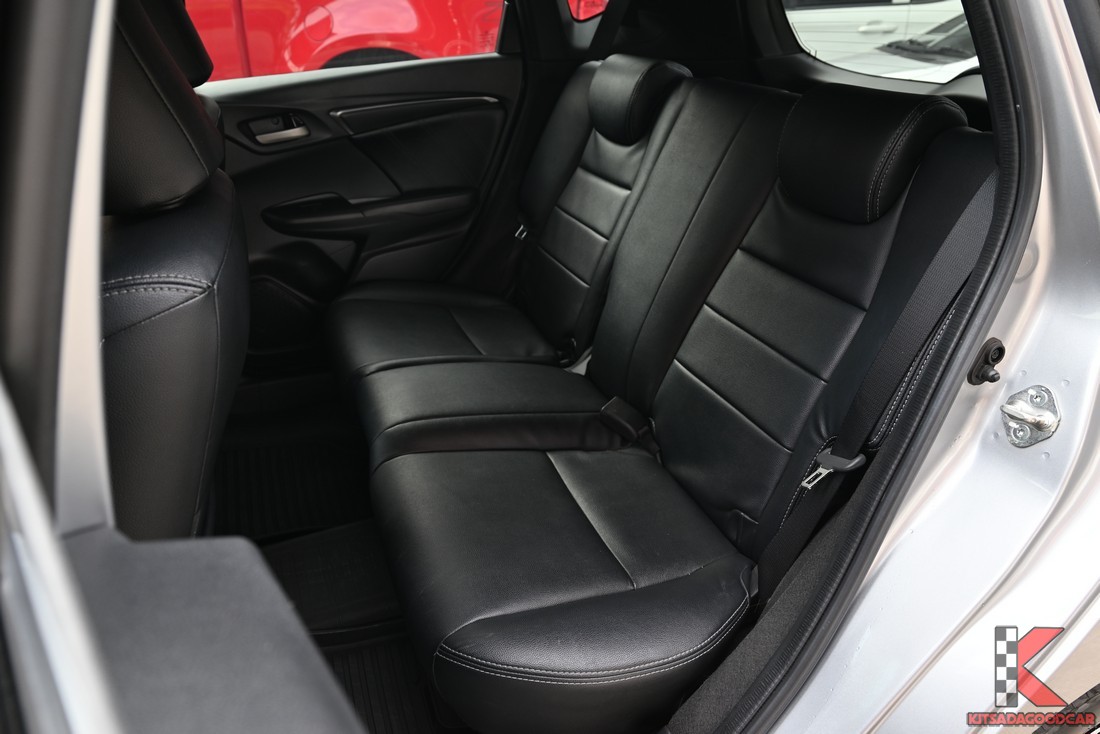 เบาะหลังสีดำ แถวสอง Honda Jazz