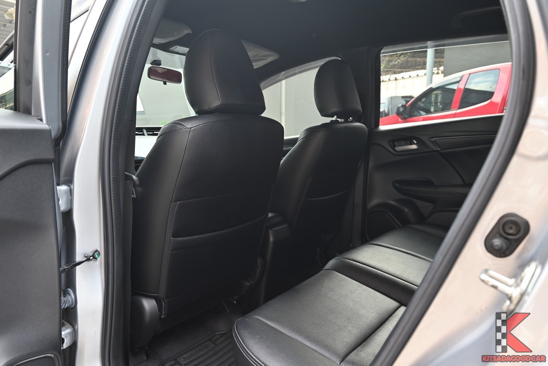 พื้นที่วางขาแถวสอง Honda Jazz RS