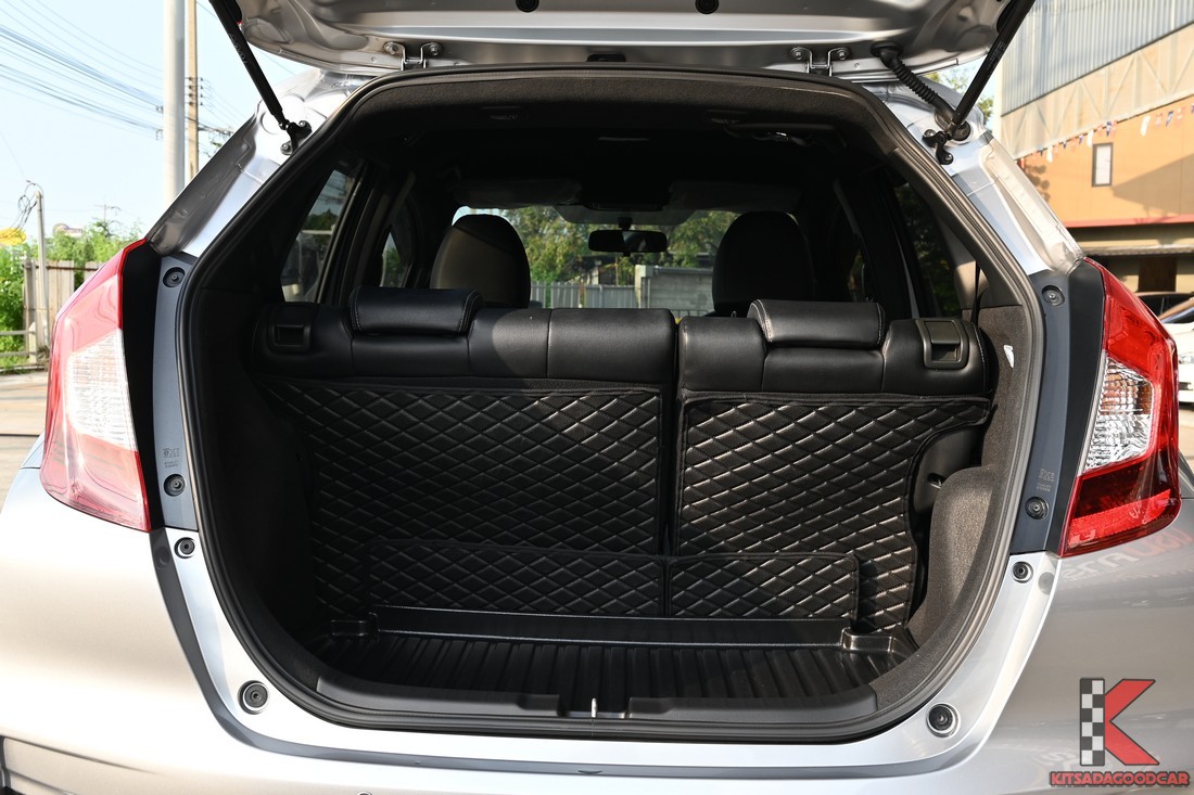 ห้องเก็บสัมภาระท้าย พร้อมแผงรองลายตาราง