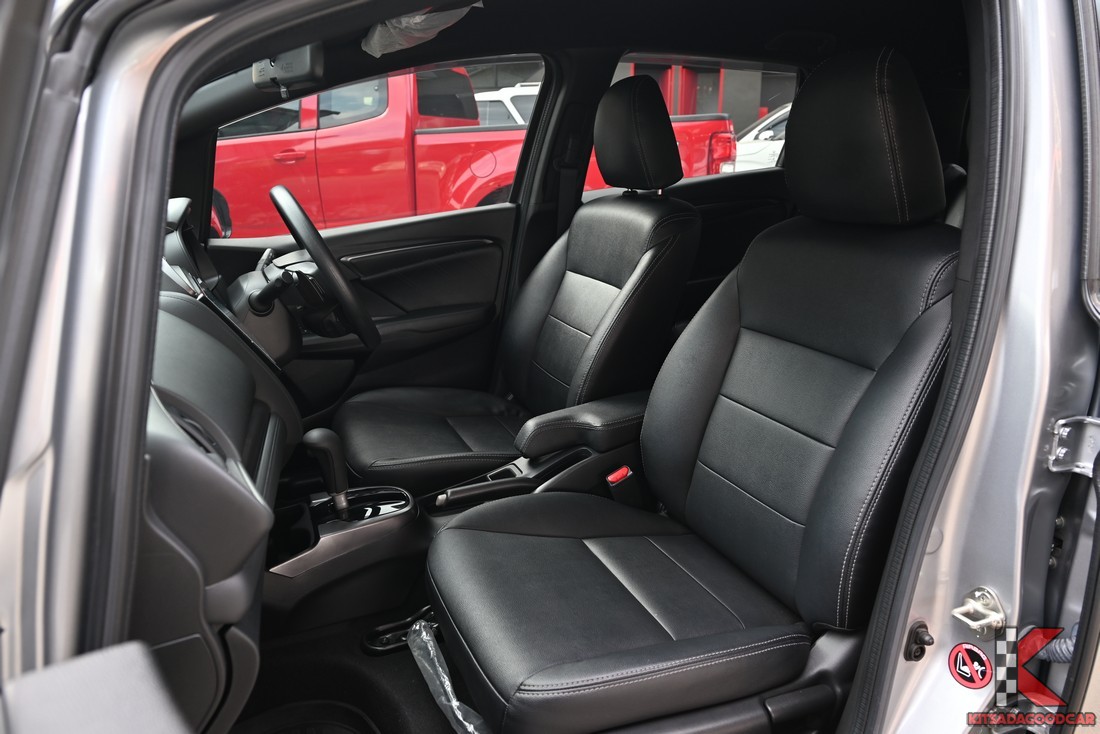 ห้องโดยสารคู่หน้า เบาะหนังสีดำ Honda Jazz RS