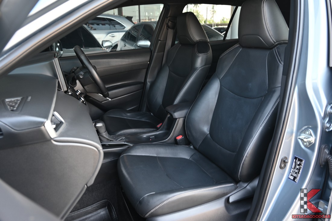 ห้องโดยสารคู่หน้า เบาะหนังสีดำ Corolla Cross