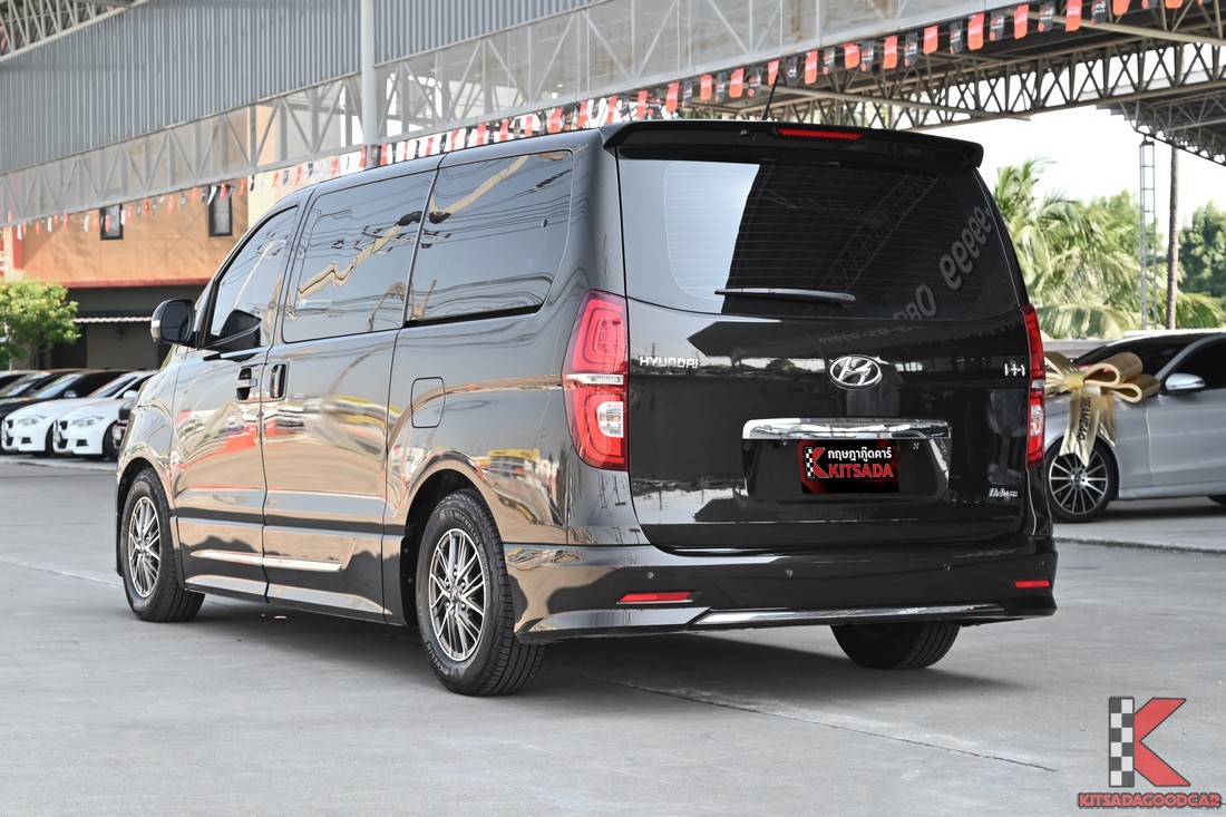 Hyundai H-1 2022 มุมหลังเฉียง