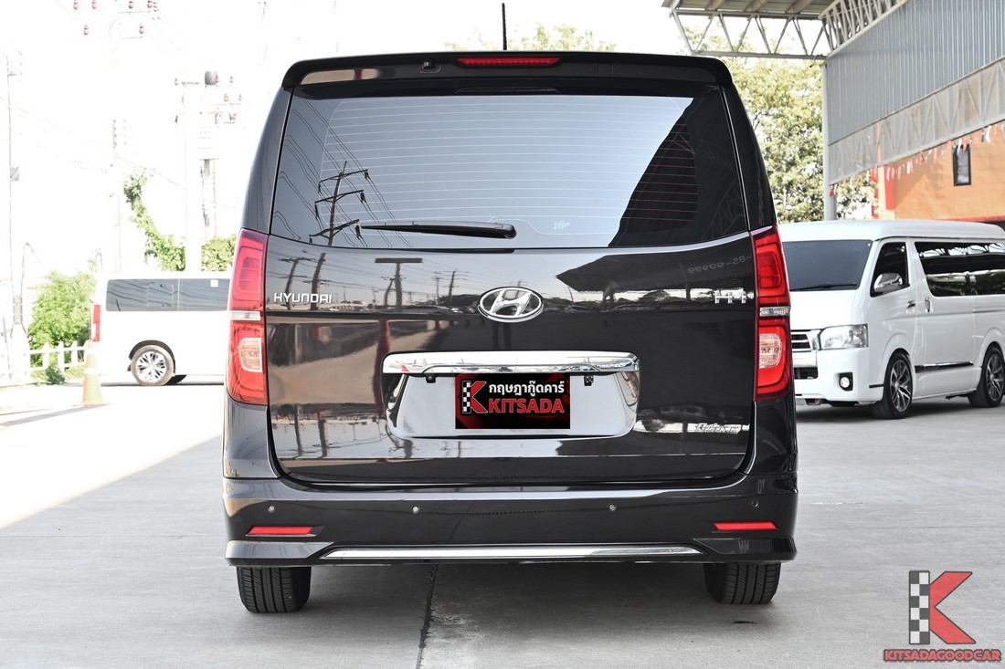 Hyundai H-1 2022 ด้านท้ายตรง