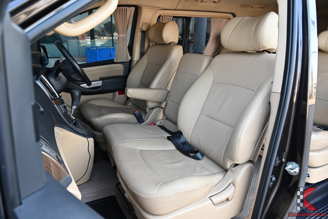 ห้องโดยสารคู่หน้า เบาะหนังสีครีม