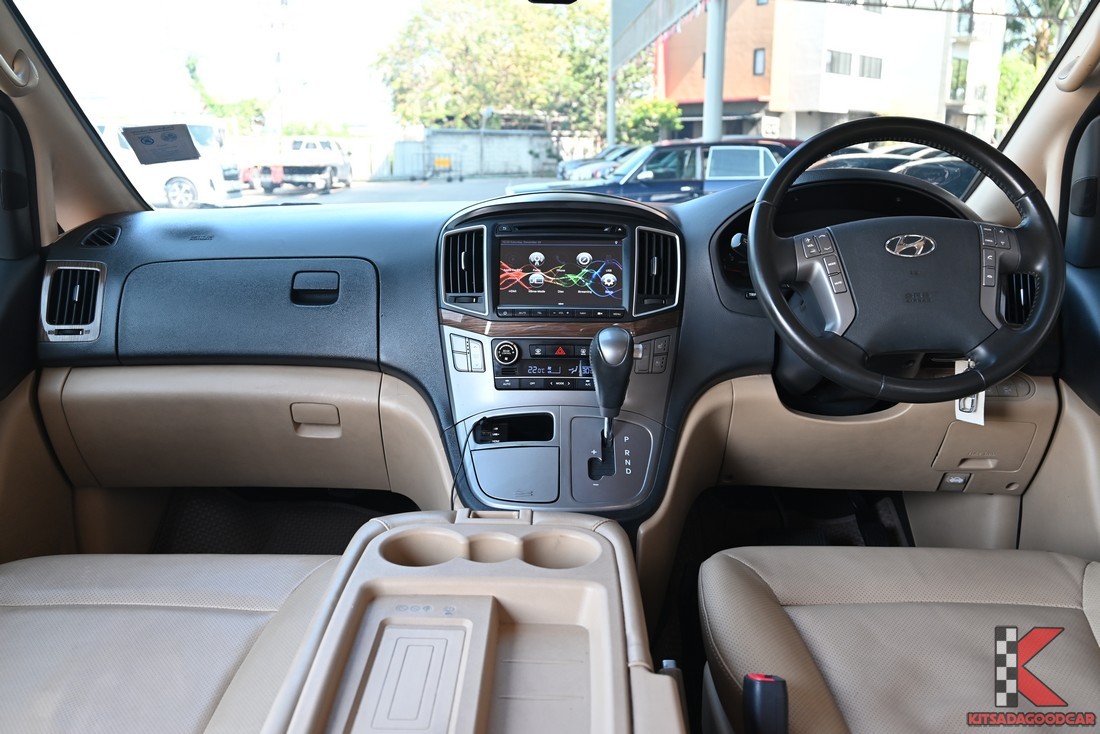 คอนโซลหน้า พร้อมจอกลาง Hyundai H-1