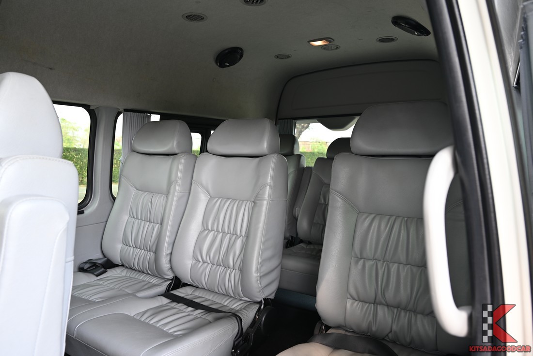 มุมกว้างห้องโดยสารหลัง เบาะ VIP หลายแถว