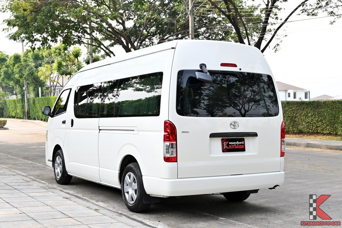 Hiace Commuter 2018 มุมเฉียงหลัง สีขาว