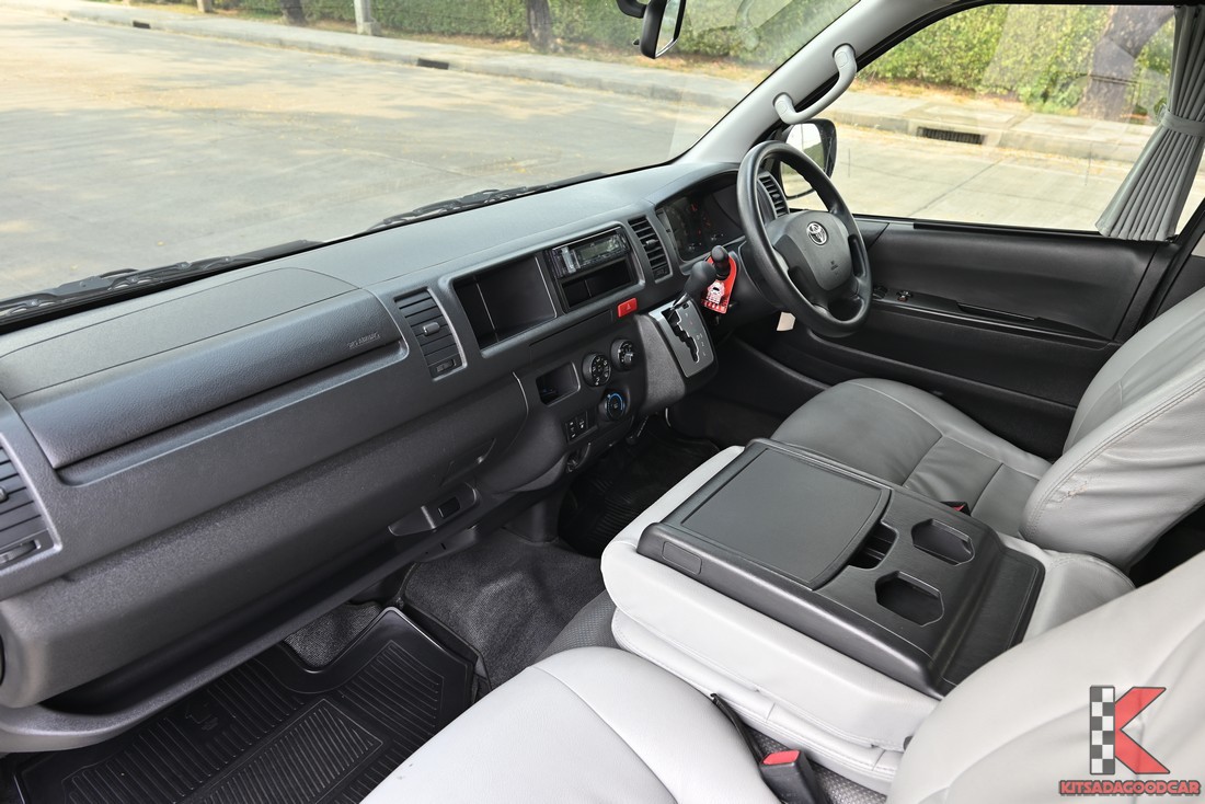 แดชบอร์ดและคอนโซลหน้า Toyota Hiace AT