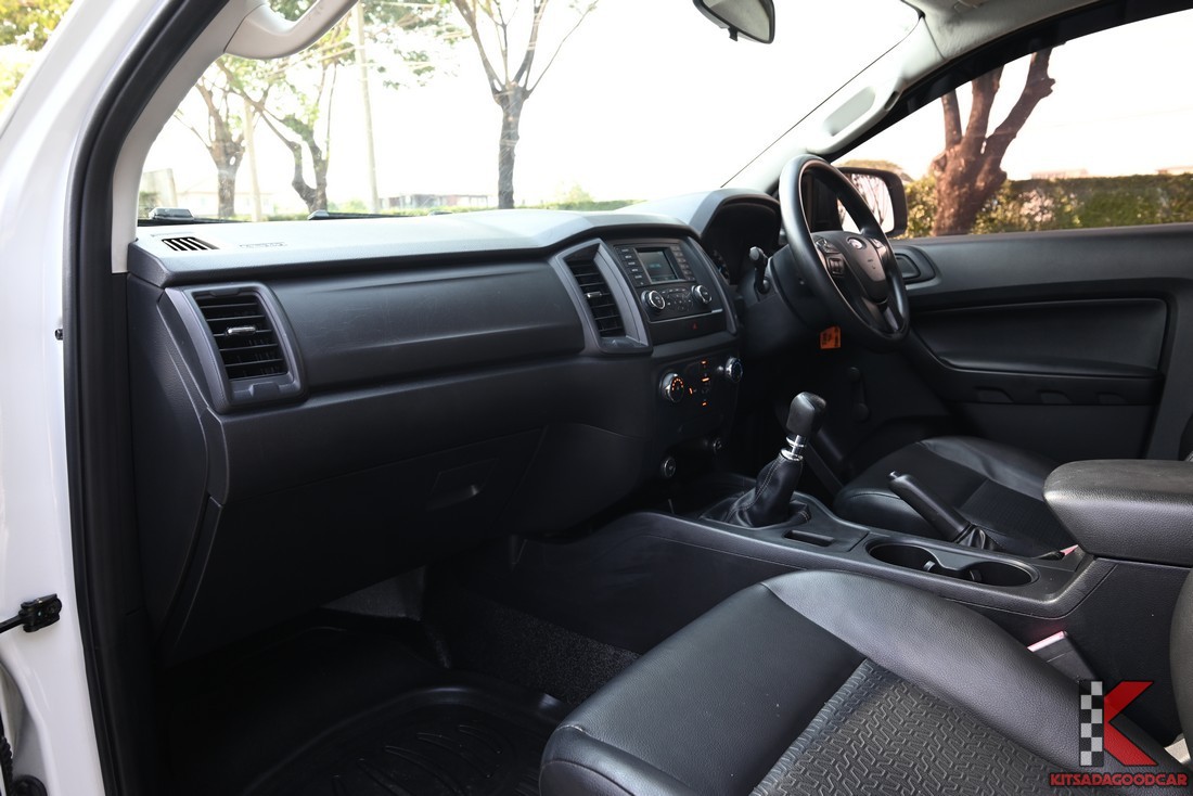 แดชบอร์ดและคอนโซลกลาง Ford Ranger XL