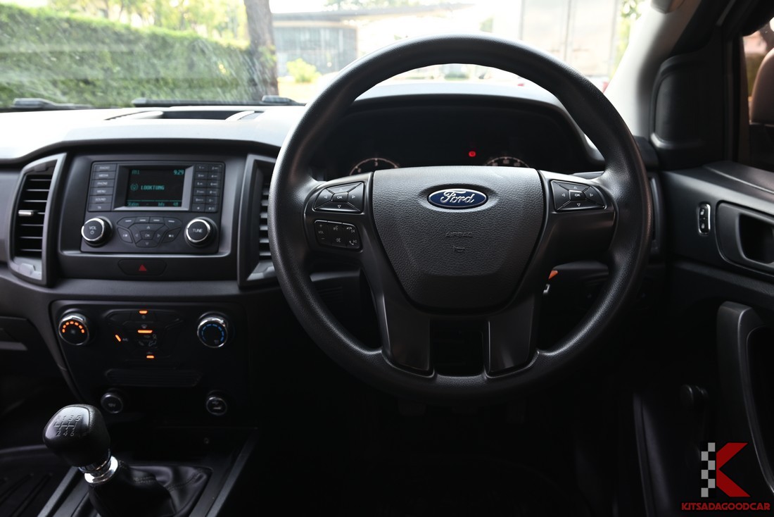 พวงมาลัยมัลติฟังก์ชัน วิทยุและคอนโซลกลาง