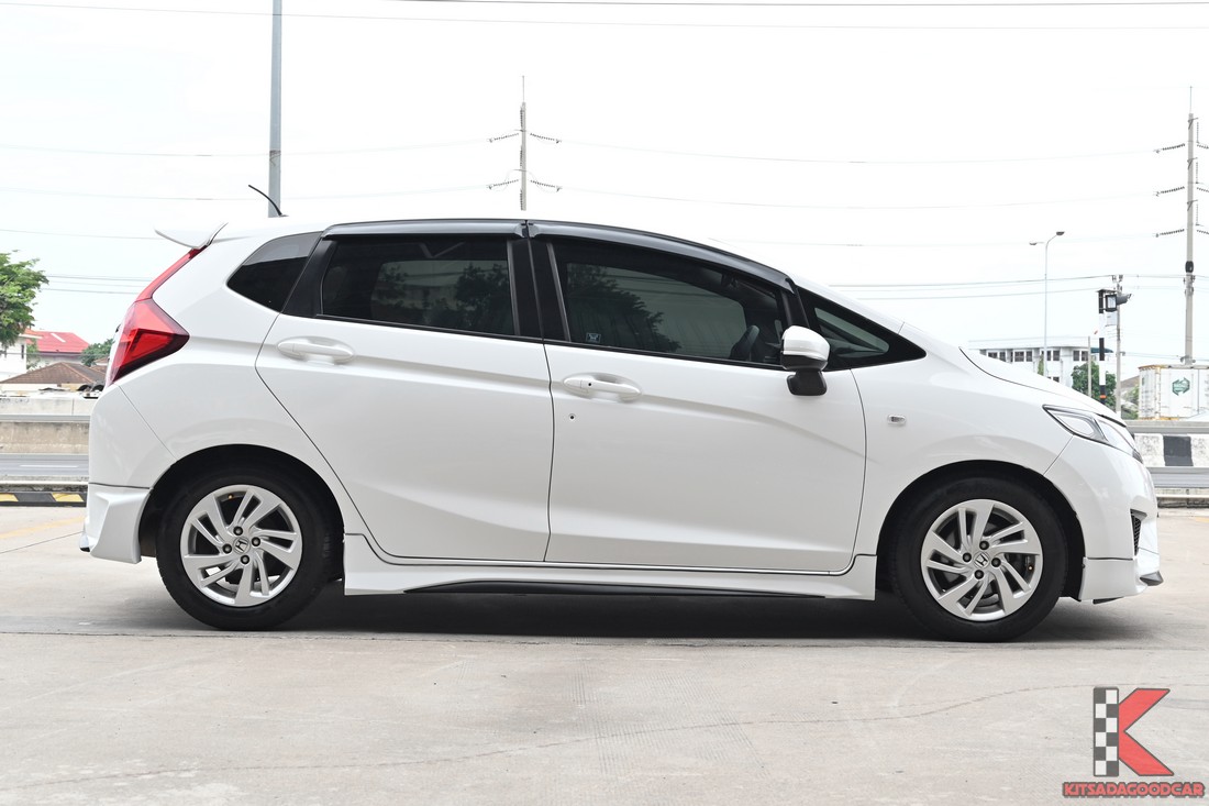 Honda JAZZ 1.5 V 2015 ด้านข้างตัวรถสีขาว