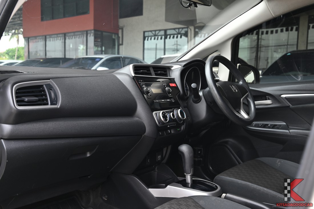 ภายใน Honda JAZZ 1.5 V 2015 ห้องโดยสารด้านหน้า