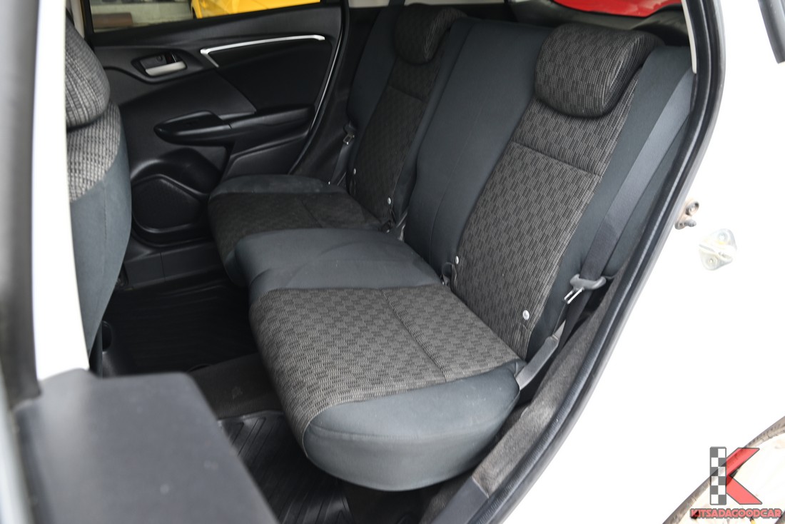 เบาะหลัง Honda JAZZ Hatchback 2015
