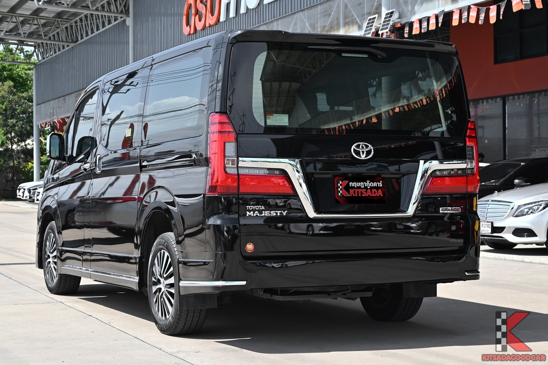 Toyota Majesty 2.8 Grande ปี 2020 มุมท้ายเฉียง