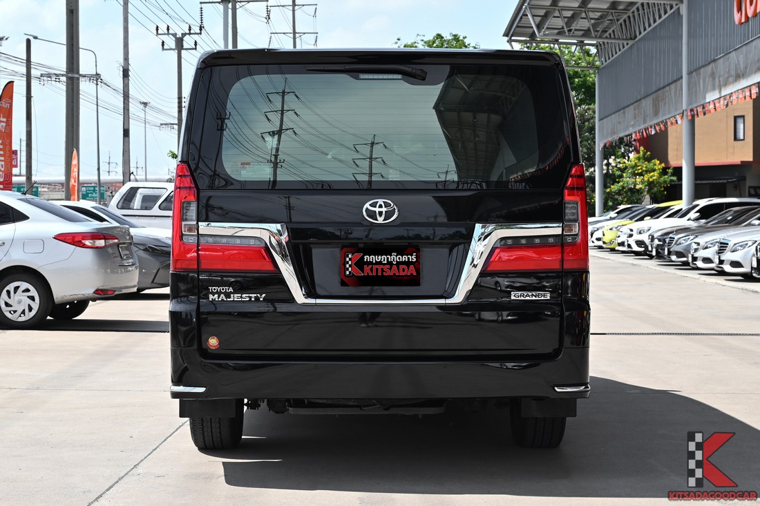 Toyota Majesty 2.8 Grande ปี 2020 ด้านท้ายรถ