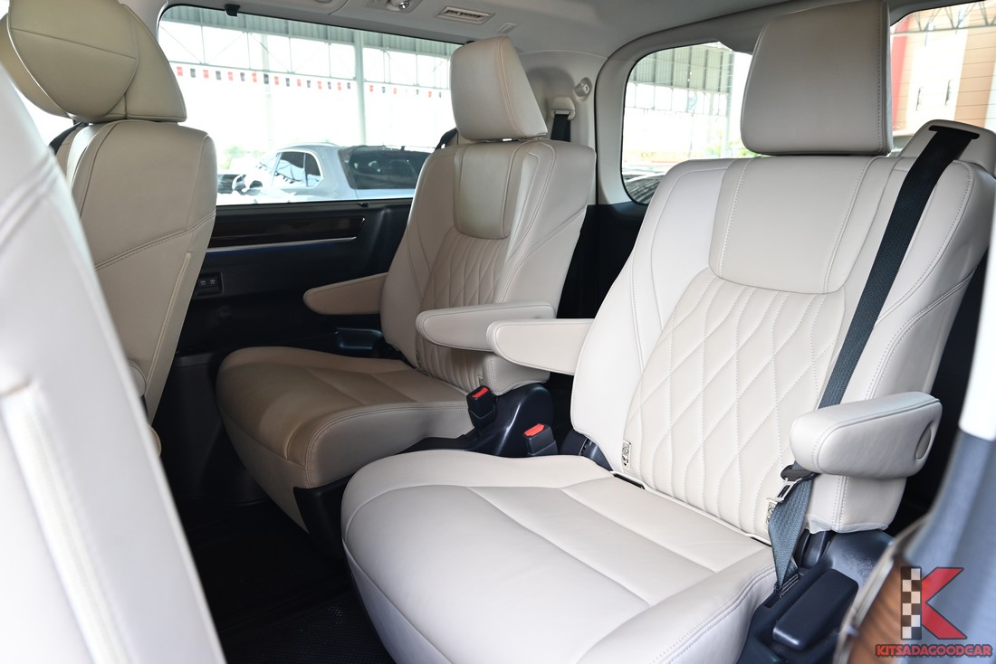 Toyota Majesty 2.8 Grande ปี 2020 ฝาท้ายและพื้นที่สัมภาระ