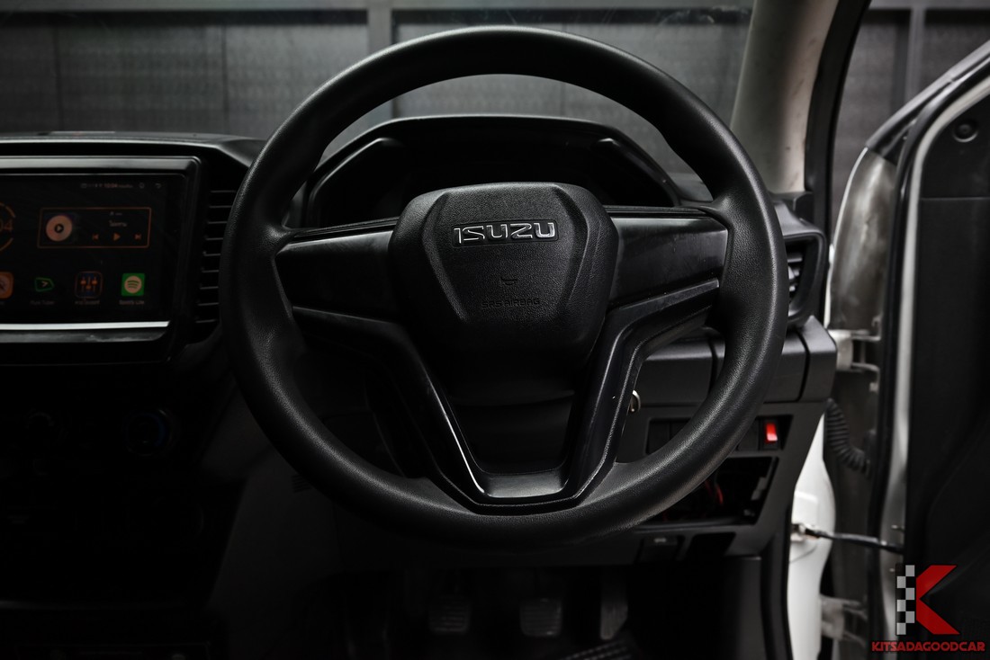 Isuzu D-MAX Spark B 2023 ห้องโดยสารด้านหน้า