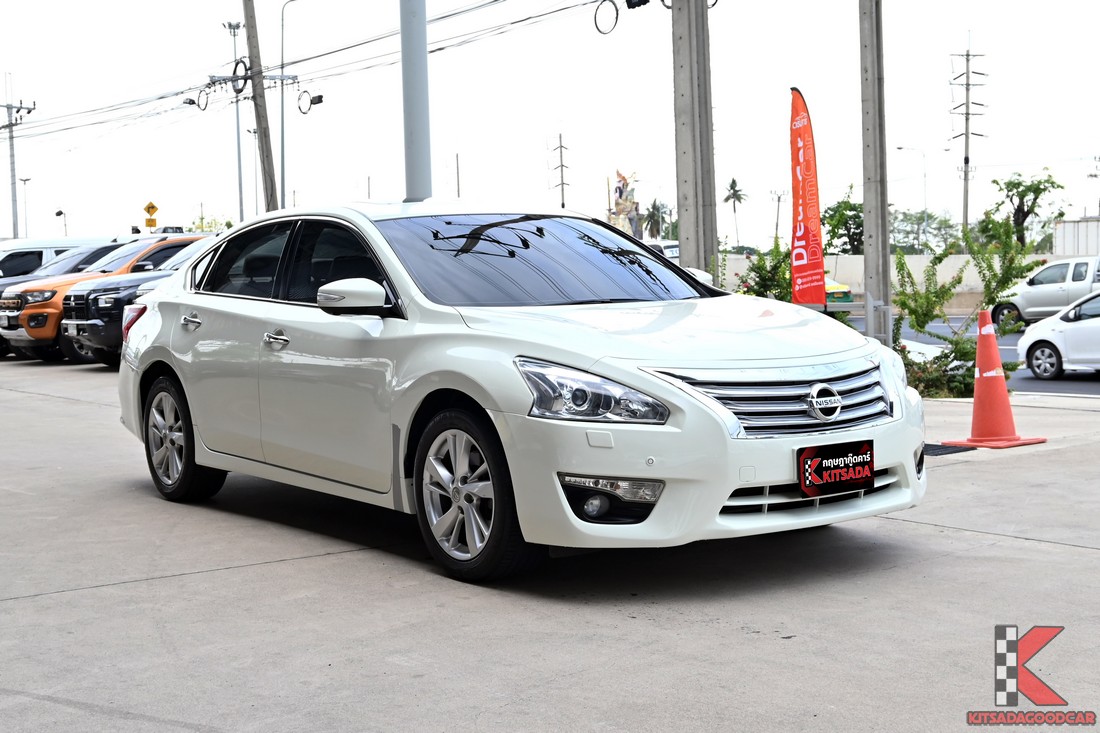 Nissan TEANA 2.5 XV ปี 2015 มือสอง สีขาว มุมหน้ารถ