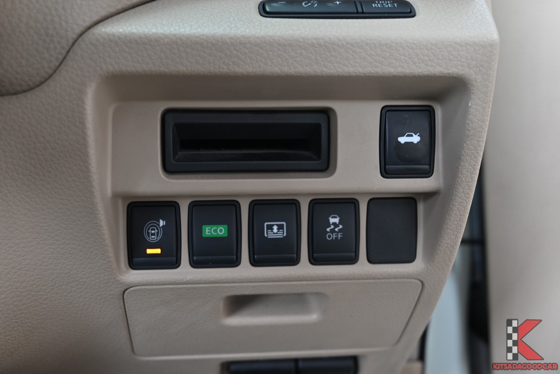 Nissan TEANA 2.5 XV ปี 2015 ปุ่มควบคุมระบบภายใน