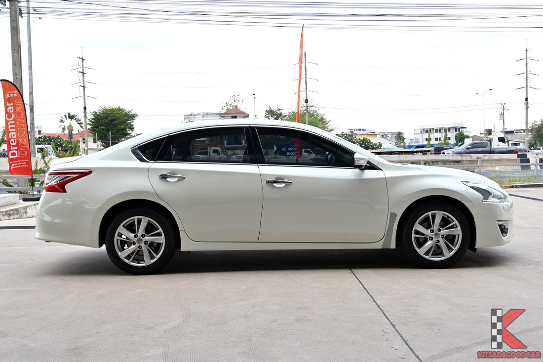 Nissan TEANA 2.5 XV ปี 2015 ด้านข้างตัวรถ