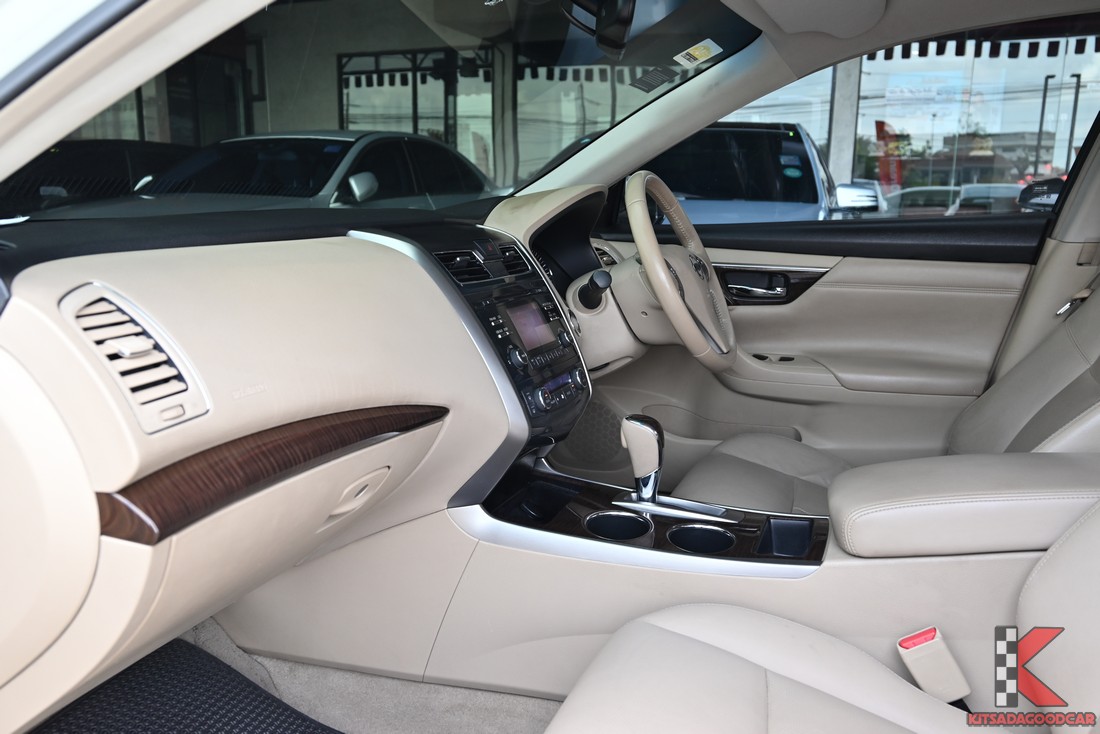 Nissan TEANA 2.5 XV ปี 2015 ห้องโดยสารด้านหน้า