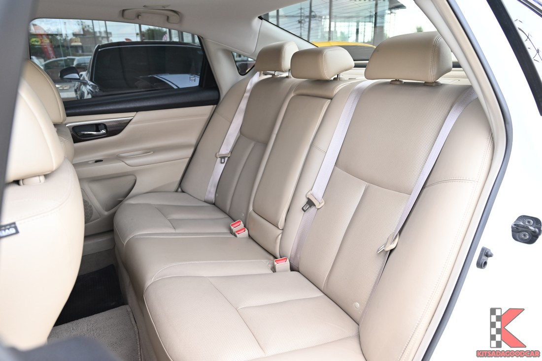 Nissan TEANA 2.5 XV ปี 2015 เบาะหลัง