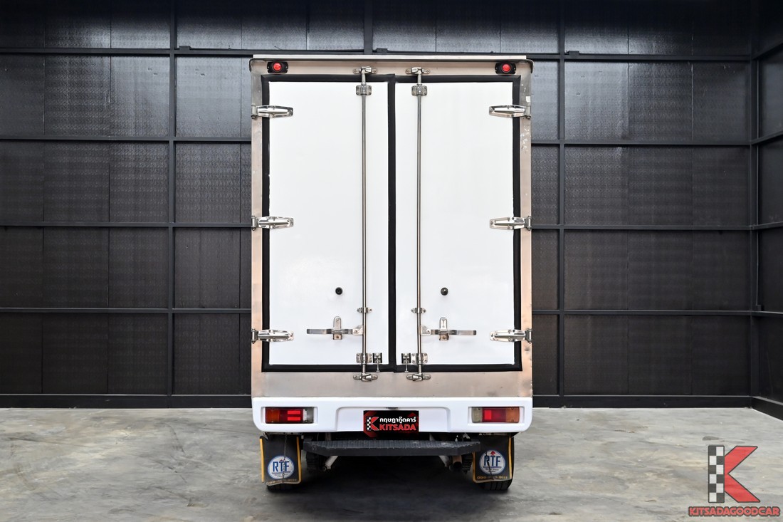 Toyota HILUX REVO กระบะตู้เย็น มุมท้ายเฉียง