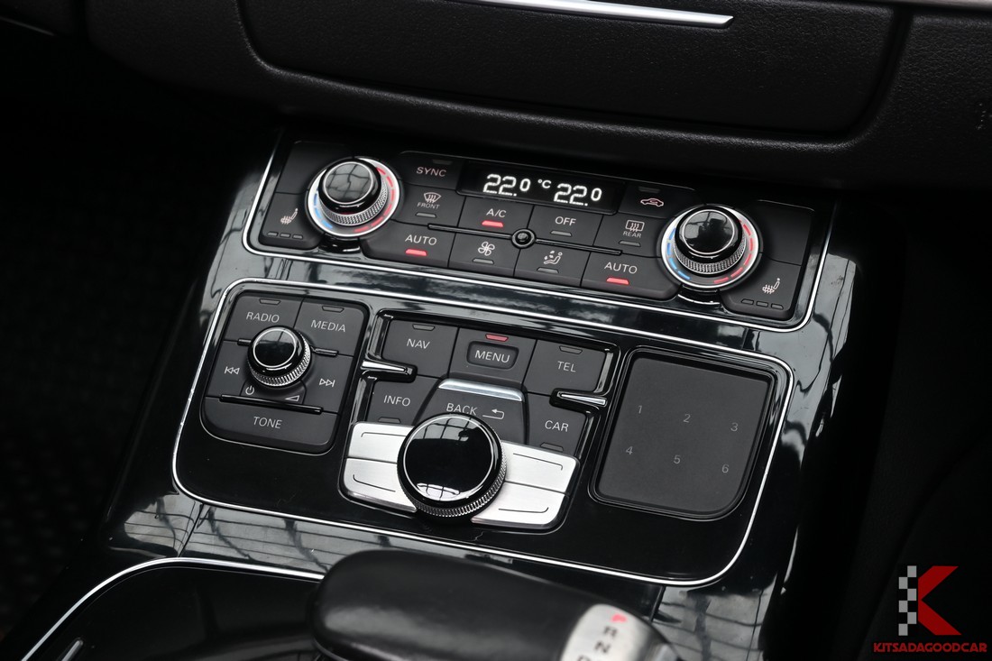 Audi A8L 2.0 Hybrid ปี 2014 พวงมาลัยและมาตรวัด