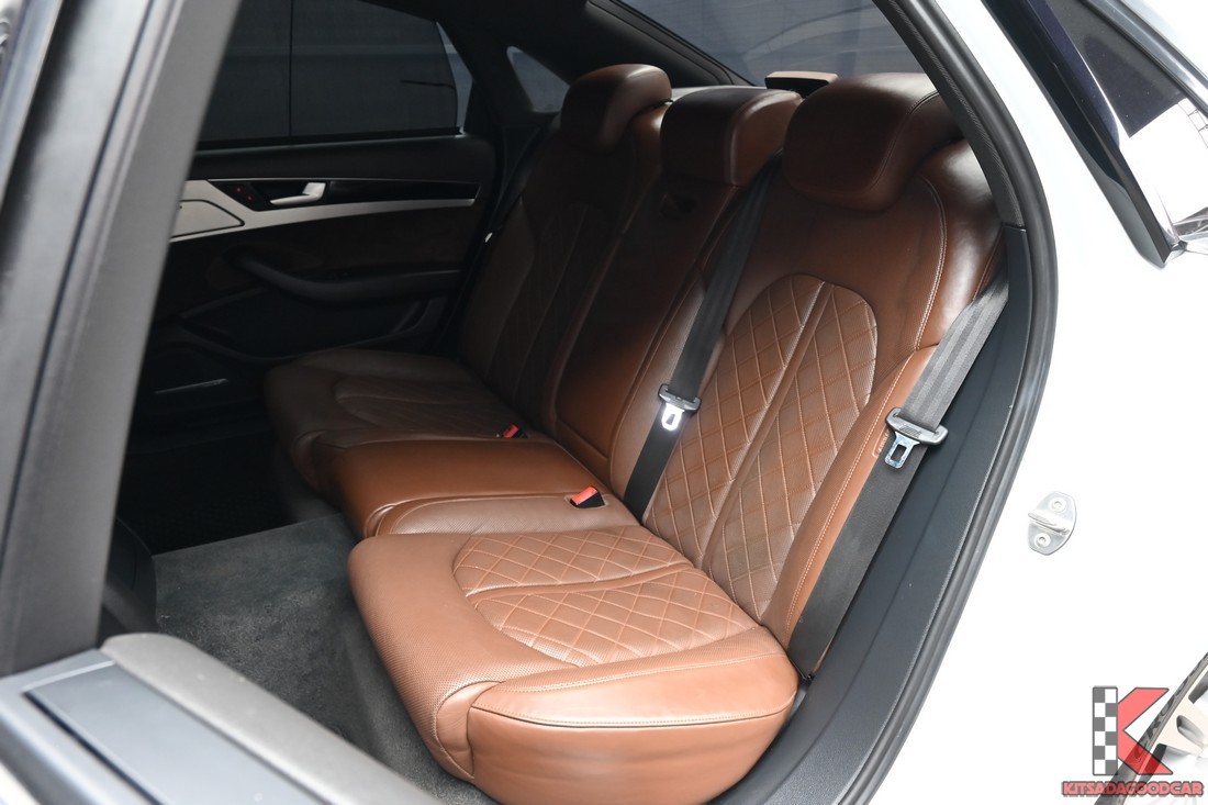 Audi A8L 2.0 Hybrid ปี 2014 ห้องโดยสารตอนหลังบอดี้ยาว